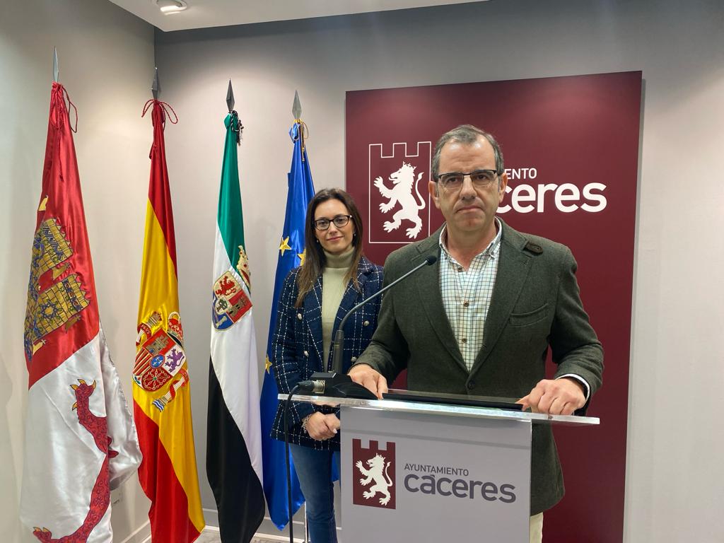 Raquel Mirat y Eduardo Gutiérrez, concejales de VOX en el Ayuntamiento de Cáceres.