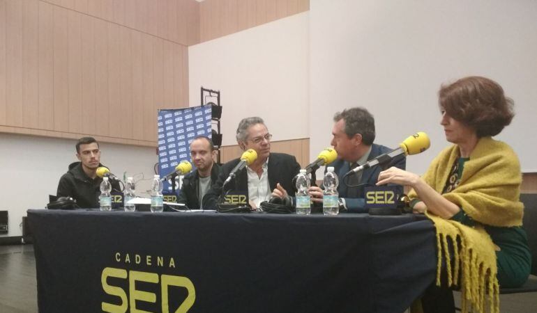 En la imagen, Salomón Hachuel junto a Juan Espadas, Mar González,Jesús Rubio y David Cruz