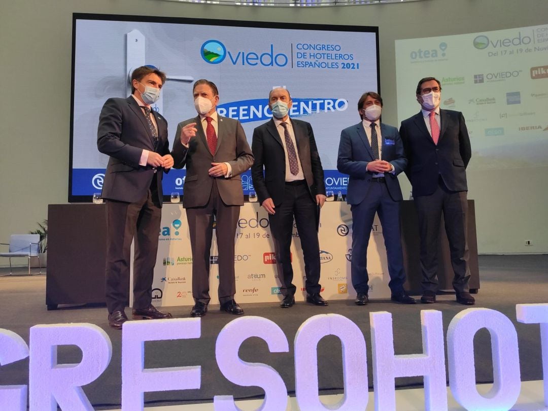 Inauguración del Congreso de Hoteleros en Oviedo. En la foto, y de izquierda a derecha, José Luis Álvarez Almeida (Presidente de OTEA), Alfredo Canteli (Alcalde de Oviedo), Juan Cofiño (Vicepresidente del Principado), Jorge Marichal (Presidente en Ashotel y en CEHAT) y Antonio Garamendi (Presidente de la CEOE)
 
 