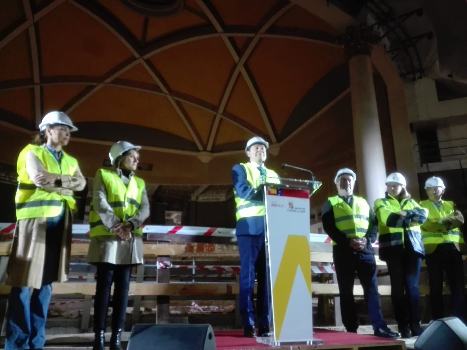 Mañueco en la visita a las obras del conservatorio de música, en el.antiguo teatro del CEI