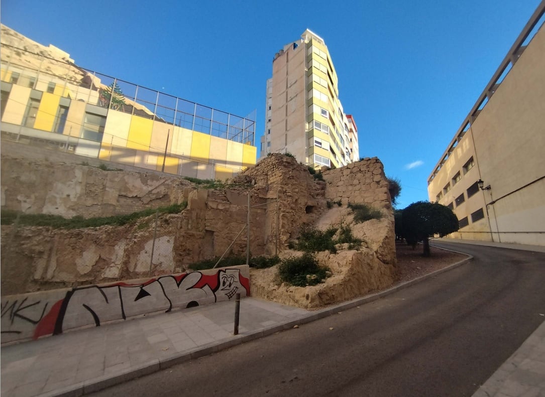 Antiguo torreón de San Sebastián semiderruido