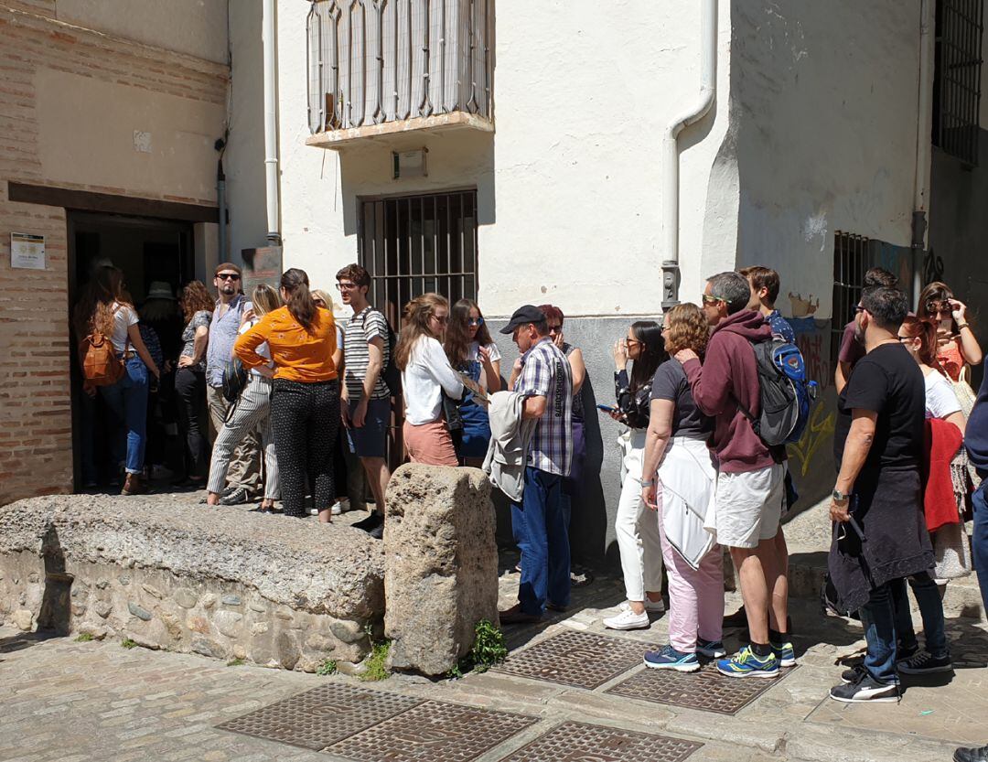 Turistas hacen cola para visitar El Bañuelo, en el Albaicín (Granada)