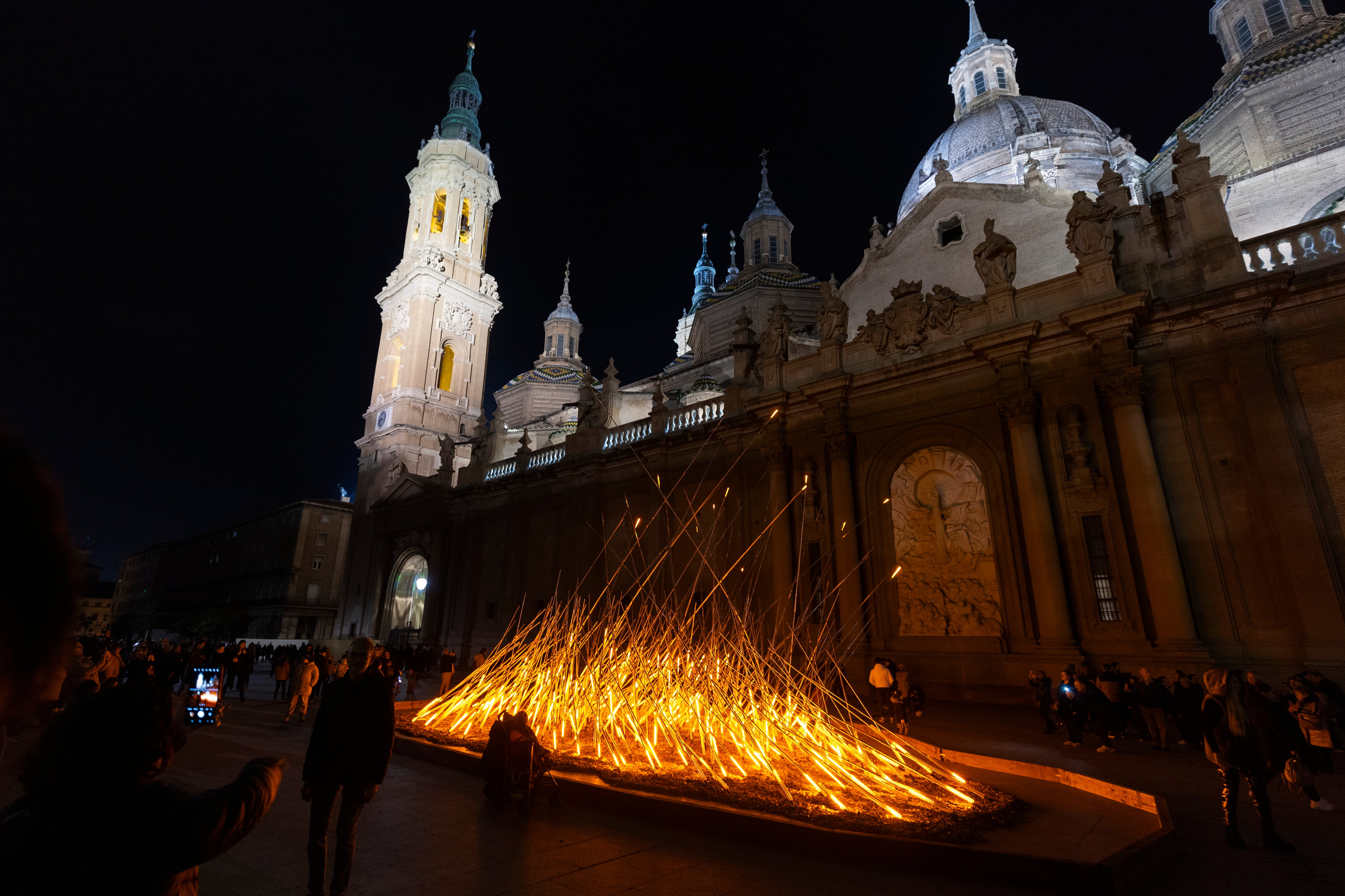 ZARAGOZA, 21/02/2025.- Una de las instalaciones del festival Zaragoza Luce 2025, que se celebra entre el 21 y el 23 de febrero y en el que se podrán contemplar siete instalaciones artísticas lumínicas por varios lugares del Casco Histórico de la ciudad. EFE/Javier Cebollada
