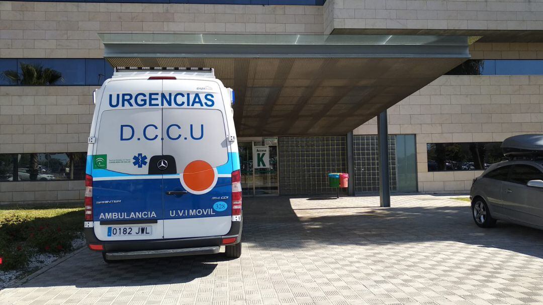 Una UVI movil, frente a un acceso del Hospital Universitario Reina Sofía