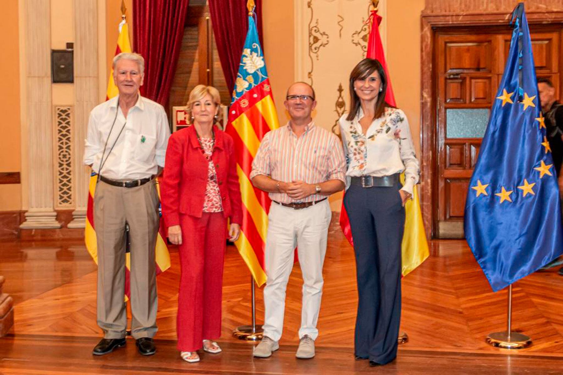 El médico psiquiatra César Rodriguez, junto al presidente del Círculo Industrial, Indalecio Carbonell, la presidenta de AFA Alcoy, Lirios Aracil y la presidenta del Rotary Club Alcoy, Maite Gomis