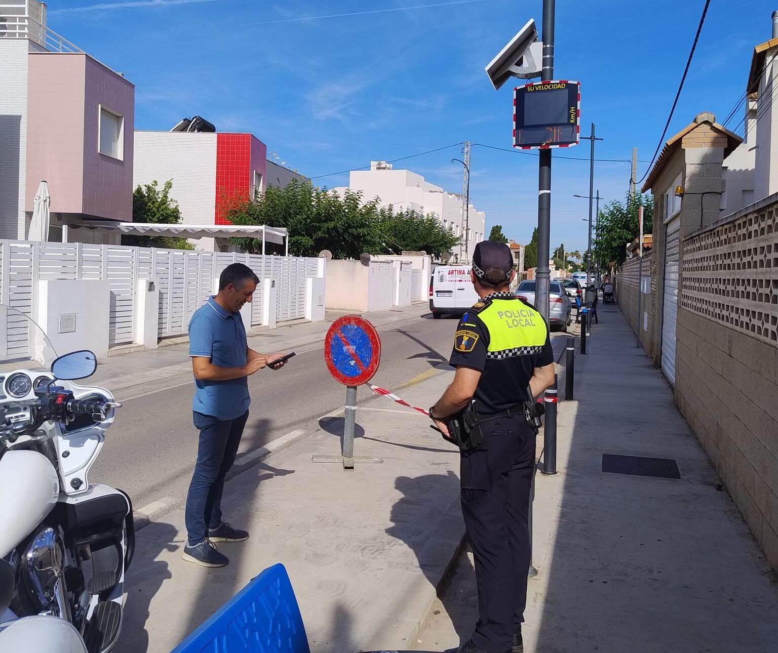 Almassora renueva y acondiciona señalética en caminos de la playa para mejorar la seguridad