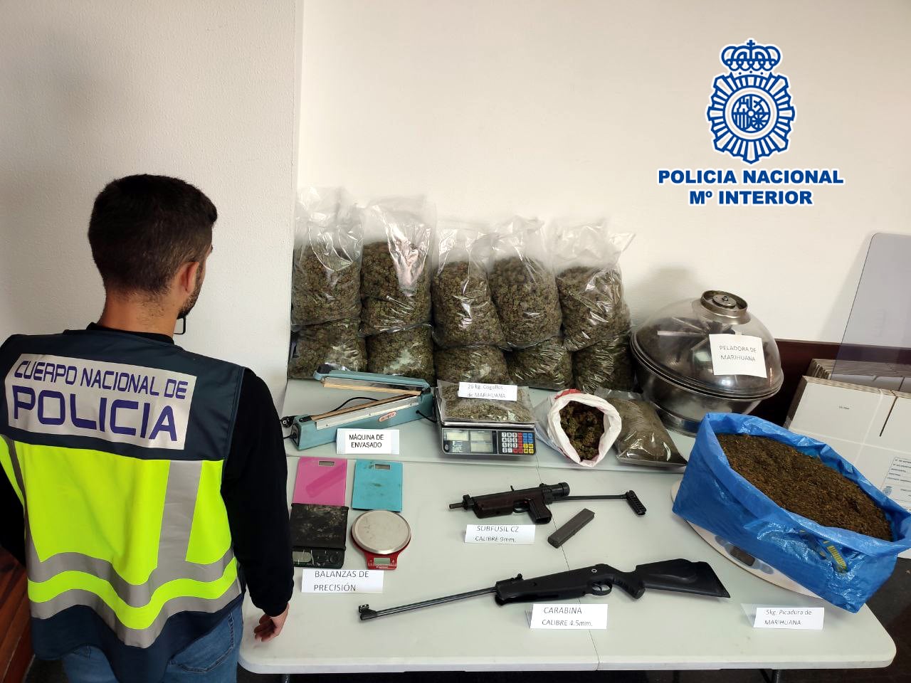 Droga y arma intervenidas en Elda