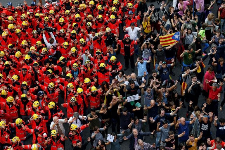 Numerosos manifestantes se han concentrado ante la delegación del Gobierno en la que ha tomado un protagonismo especial un grupo numeroso de bomberos de Barcelona uniformados que ha secundando la jornada de paro