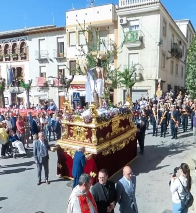 El Resucitado minutos después de su salida en el desfile procesional, por la Plaza de España