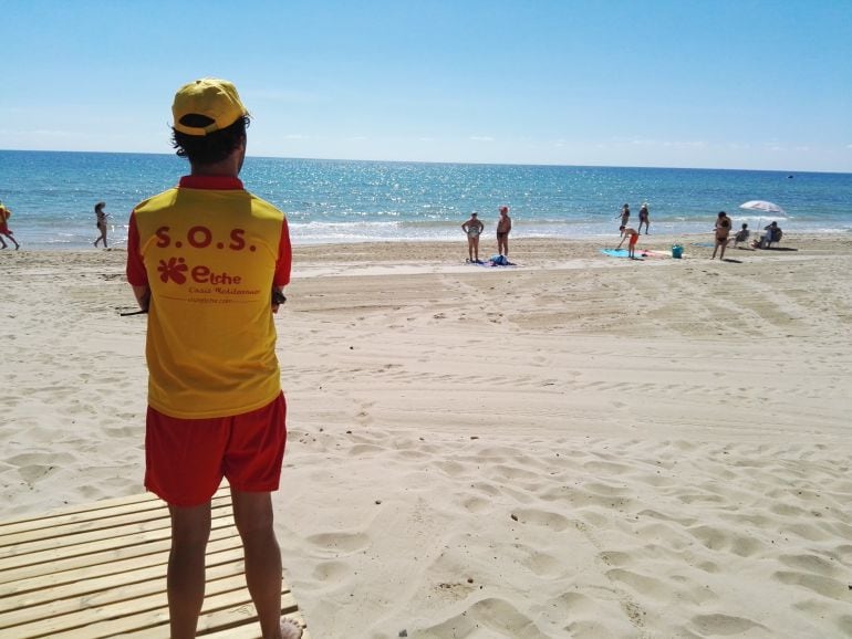 Socorristas vigilando las playas de Elche