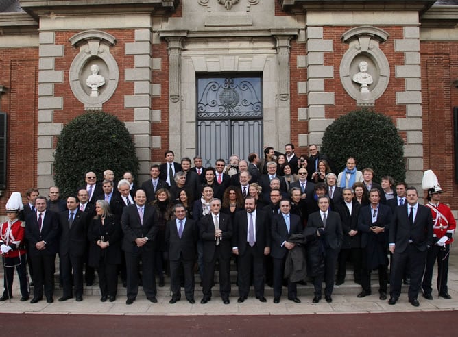 Fotografía de familia con todos los galardonados con el Premio Ondas 2012 en el Palacete Albéniz