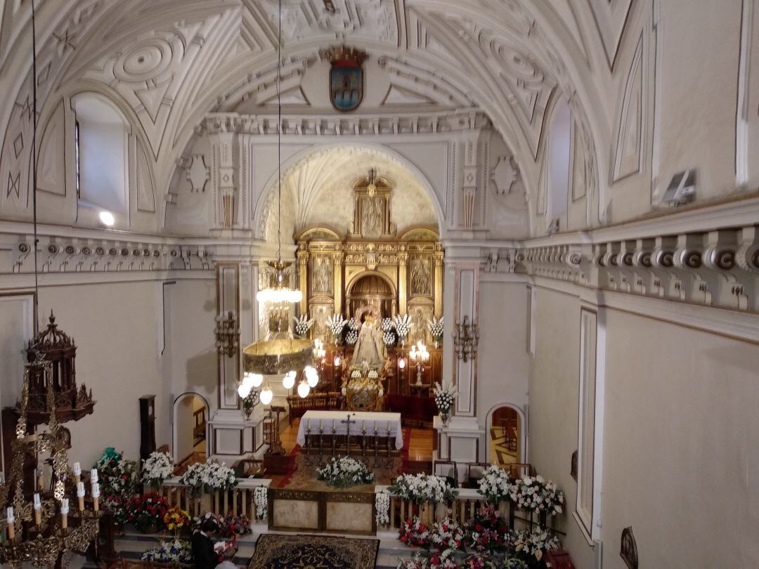 Interior de la ermita de la Virgen de las Viñas el Día de la Función