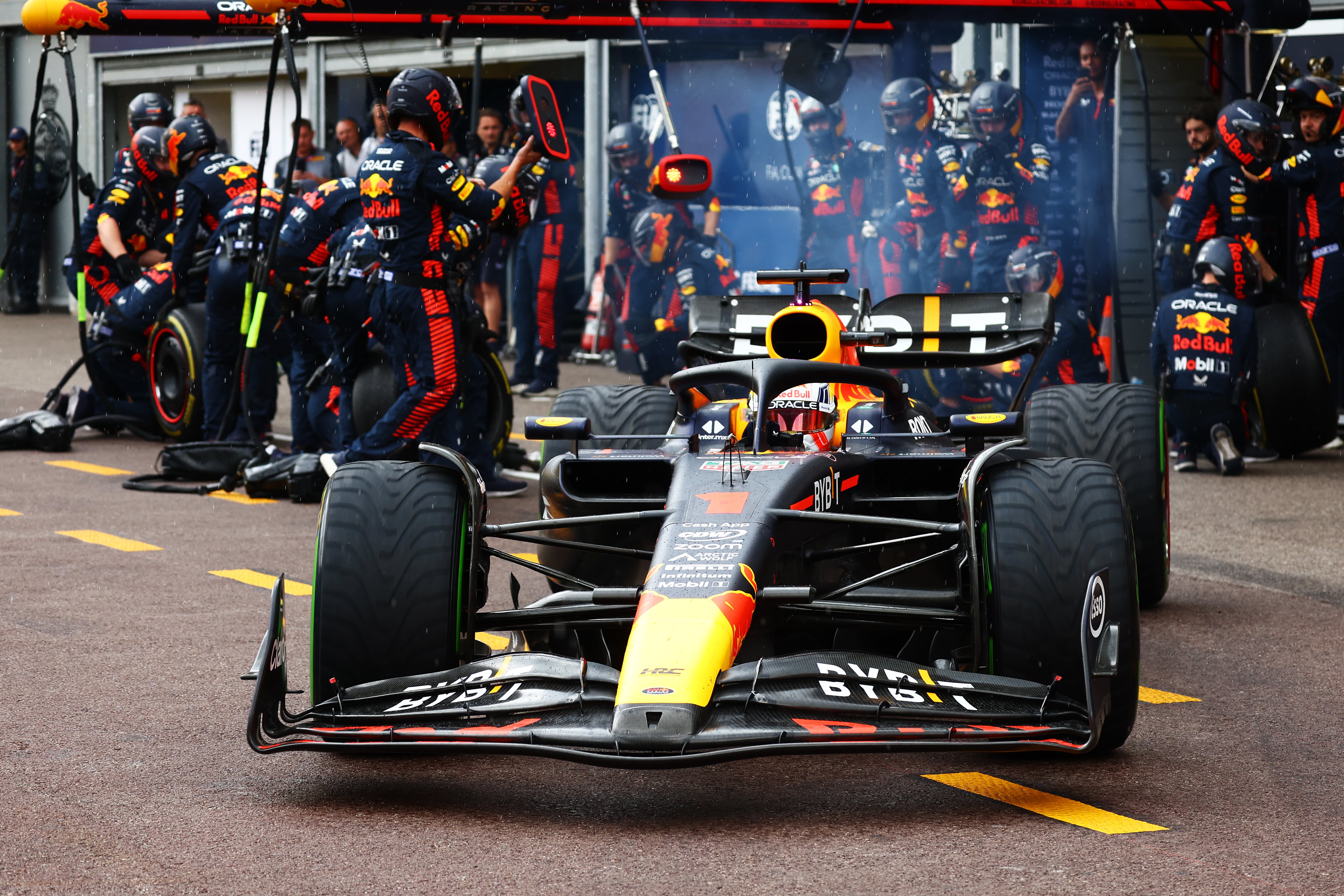 Max Verstappen pasa por boxes para montar ruedas intermedias en el GP de Mónaco 2023