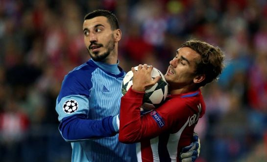 Griezmann coge la pelota de las manos del portero del Rostov Soslan Dzhanaev