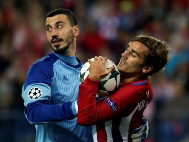Griezmann coge la pelota de las manos del portero del Rostov Soslan Dzhanaev