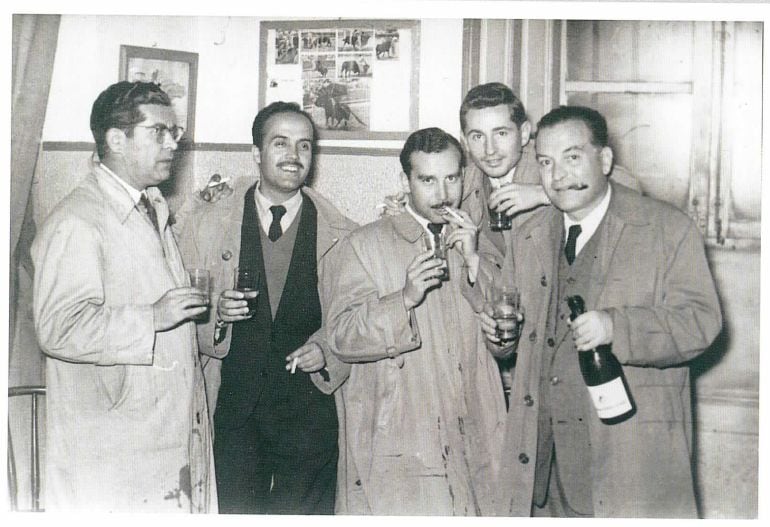 Ricardo Molina, Miguel del Moral, Pablo García Baena, José de Miguel y Juan Bernier en la ya desaparecida taberna Minguitos en el barrio de San Lorenzo. Córdoba 1956