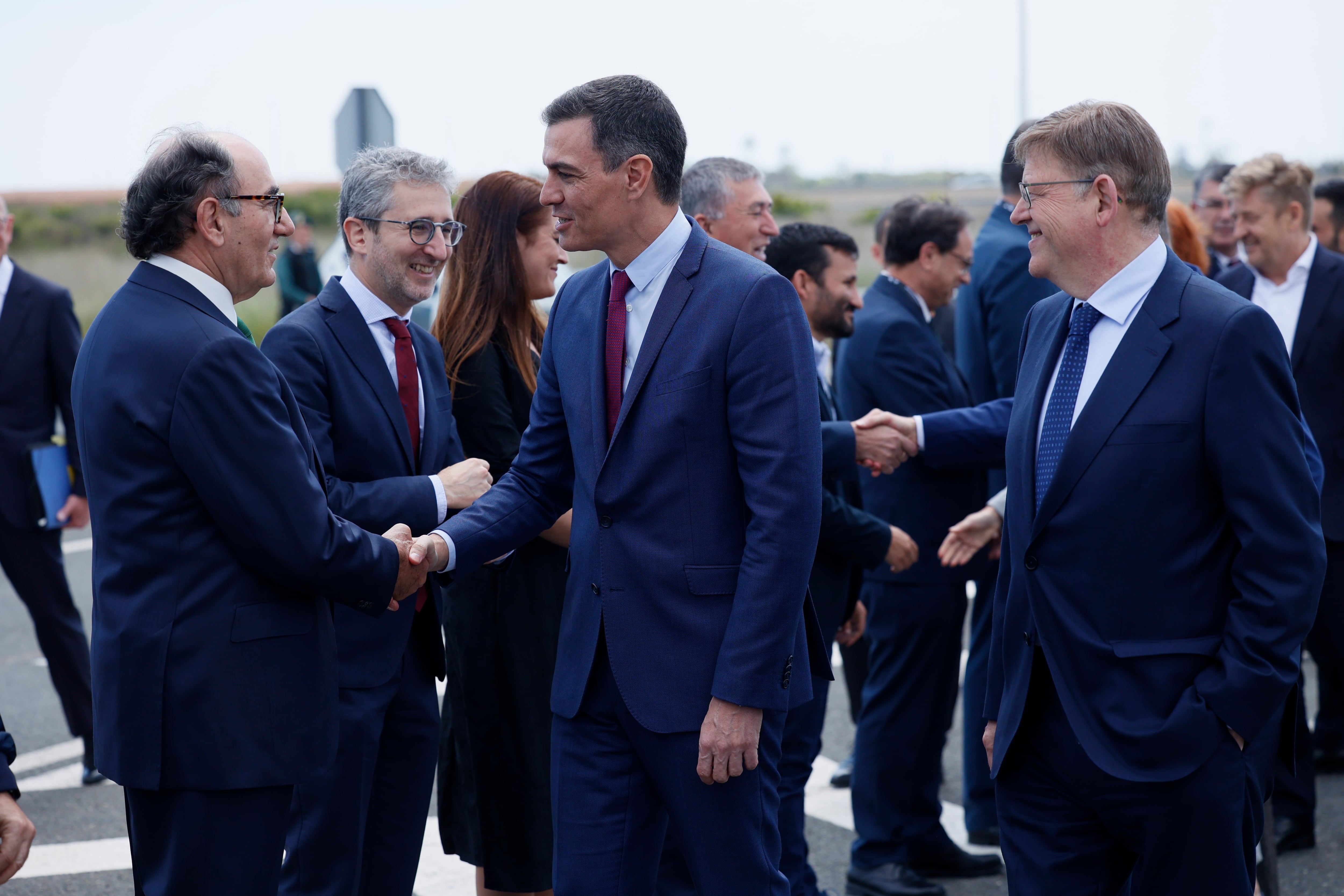 El presidente del Gobierno, Pedro Sánchez,saluda al presidente de Iberdrola, Ignacio Galán, en presencia del president de la Generalitat, Ximo Puig (d) a su llegada a acto de presentación de la nueva gigafactoría de baterías para coches eléctricos .EFE/ Biel Aliño