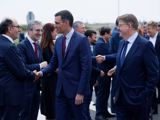 El presidente del Gobierno, Pedro Sánchez,saluda al presidente de Iberdrola, Ignacio Galán, en presencia del president de la Generalitat, Ximo Puig (d) a su llegada a acto de presentación de la nueva gigafactoría de baterías para coches eléctricos .EFE/ Biel Aliño