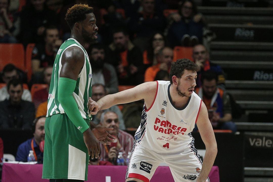 Alejandro Vera en un partido con el Valencia Basket