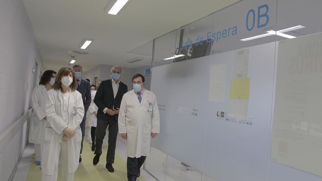 Enrique Ruiz Escudero (2d) junto al gerente del H.U. Severo Ochoa, Domingo del Cacho, la Jefa de Sección de Oncología, Ana López, y la supervisora de &#039;Hospital de Día&#039;, en su visita a las nuevas instalaciones.