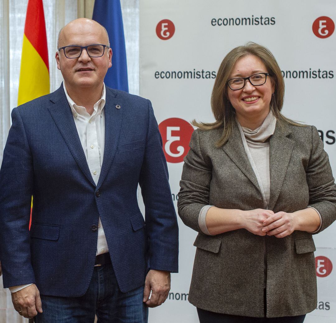 Foto de archivo del presidente de la Diputación y la decana del Colegio de Economistas