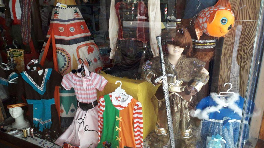 Escaparate lleno de disfraces y accesorios para carnaval