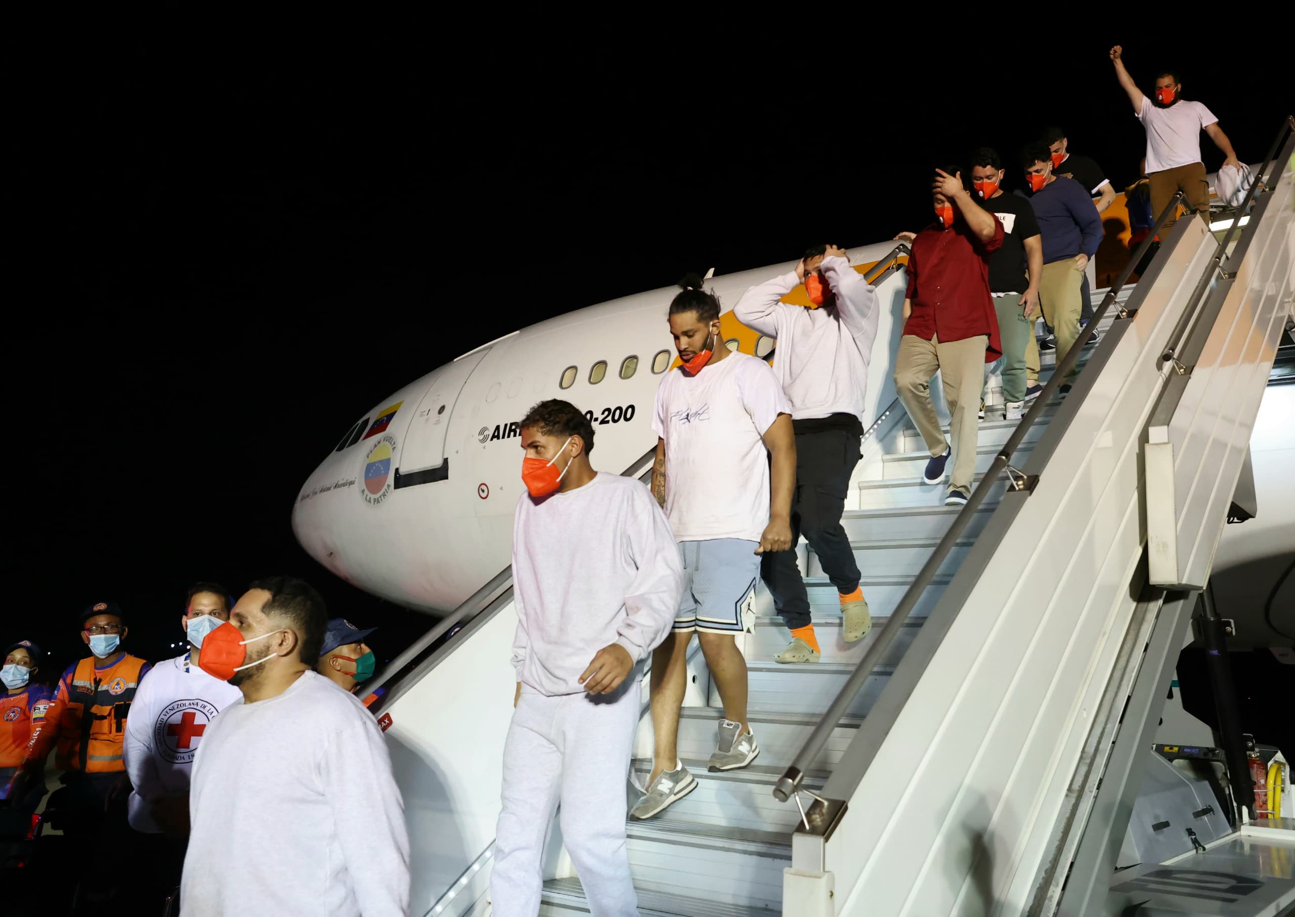 Fotografía cedida por Prensa del Ministerio de Interior, Justicia y Paz, donde se observa a migrantes bajar de un avión este viernes, en el Aeropuerto Internacional Simón Bolívar, en La Guaira (Venezuela). EFE/ PRENSA MINISTERIO INTERIOR JUSTICIA Y PAZ