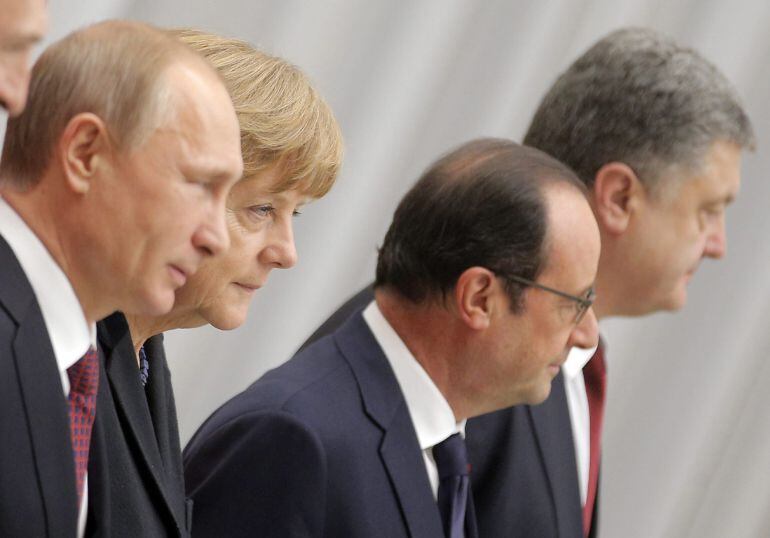 ZE90 MINSK (BIELORRUSIA), 11/02/2015.- El presidente de Rusia, Vladímir Putin (i), posa junto a la canciller alemana, Angela Merkel (2-i), el presidente de Francia, François Hollande (2-d), y el presidente de Ucrania, Petró Poroshenko (d), durante la cumb