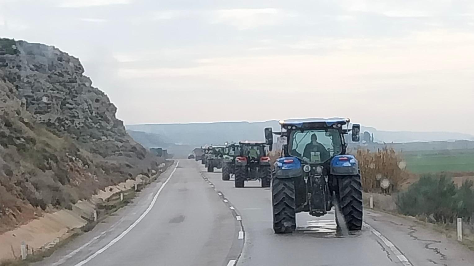 Tractorada de Ejea y Tauste dirigiéndose hacia Alagón