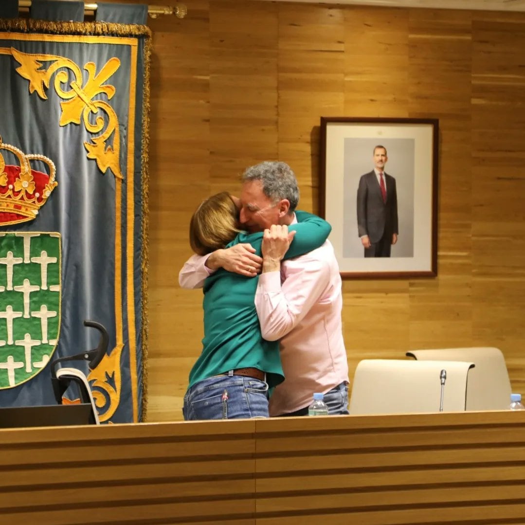 Imagen de la despedida del exconcejal Herminio Vico del Pleno de Getafe junto a la alcaldesa, Sara Hernández