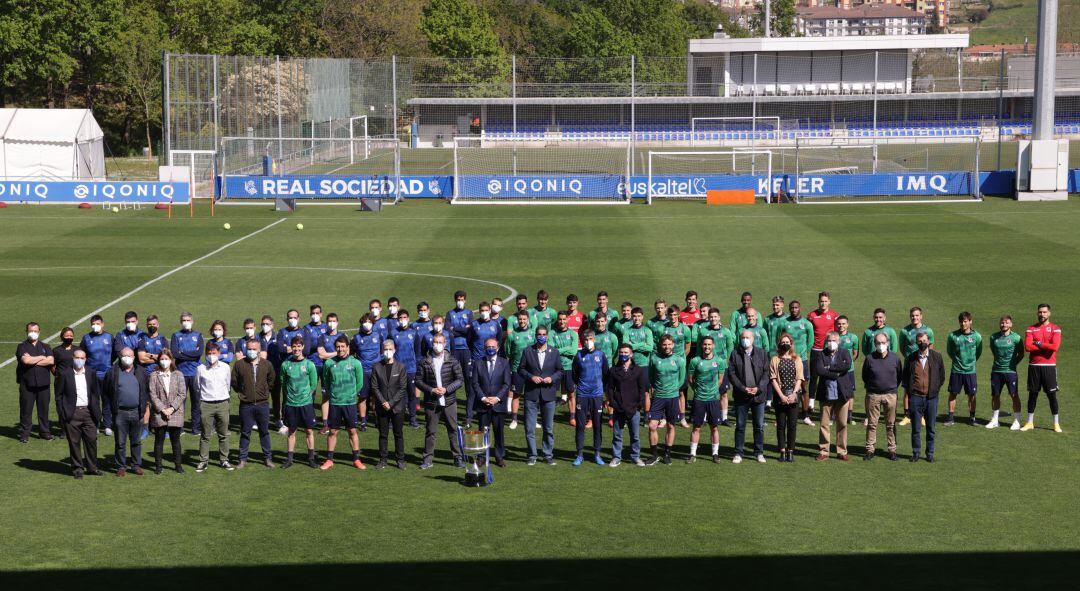 Foto de familia del reconocimiento institucional en Zubieta