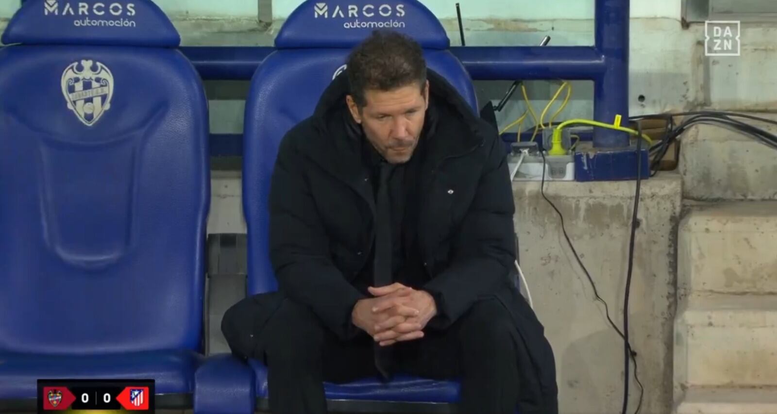 Diego Pablo Simeone en el descanso del partido contra el Levante / Captura de pantalla