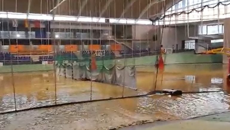 Interior del velódromo de Tafalla inundado tras la tormenta del viernes 