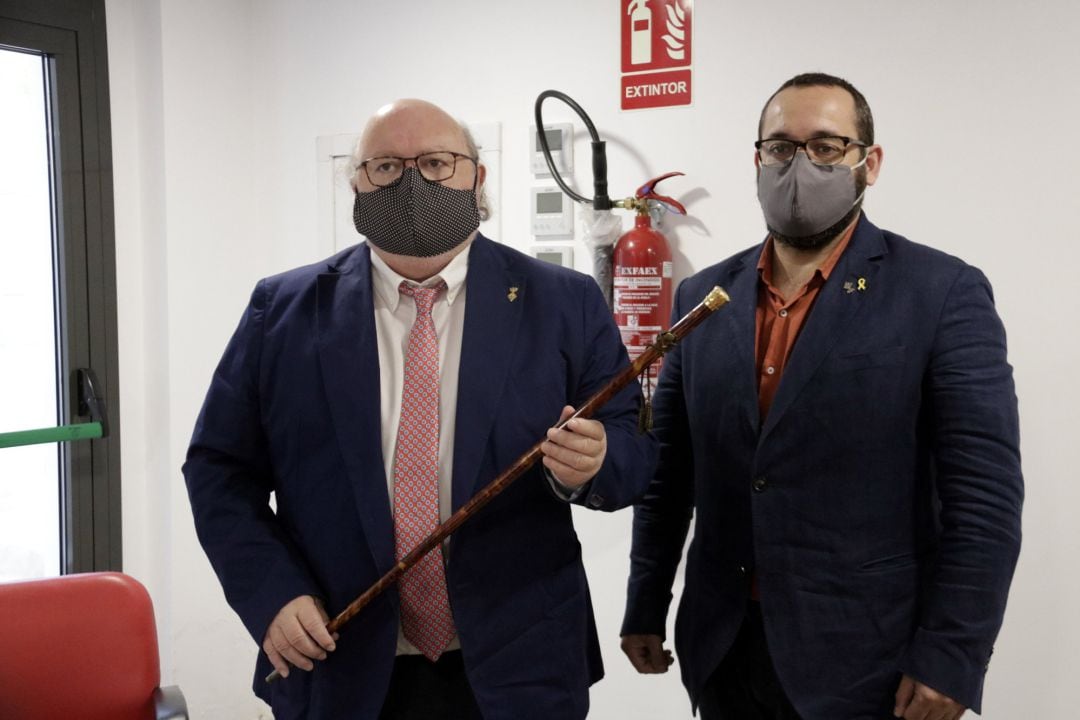 L'alcalde sortint, Miquel Bell-lloch (ERC), entrega la vara d'alcalde a Jordi Soler (JxCat) després de prosperar la moció de censura