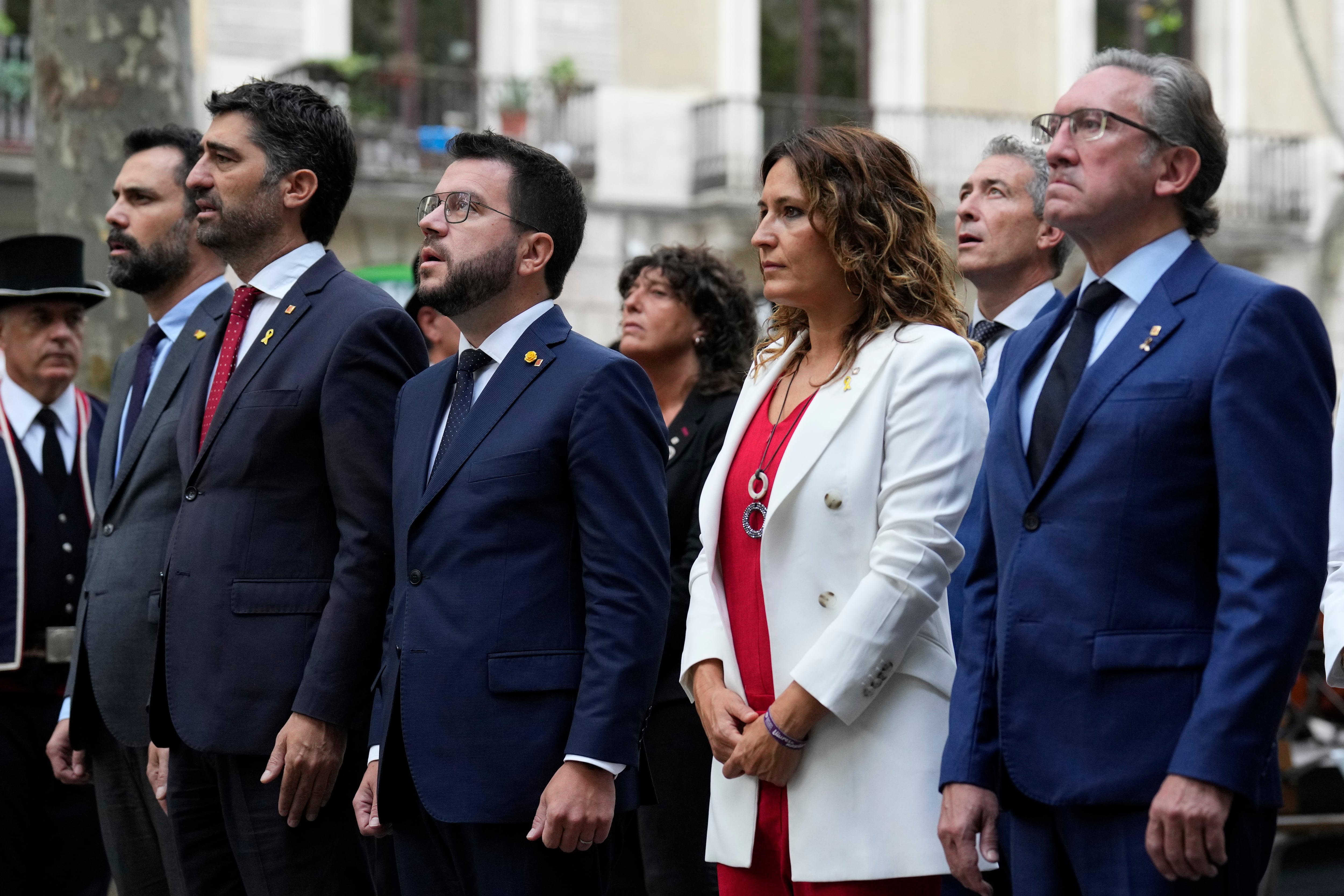 El president de la Generalitat, Pere Aragonès, acompanyat del vicepresident, Jordi Puigneró, la consellera de Presidència, Laura Vilagrà, el conseller d'Empresa, Roger Torrent, i el conseller d'Economia, Jaume Giró, durant l'ofrena a Rafael Casanovas celebrada aquest diumenge amb motiu de la Diada