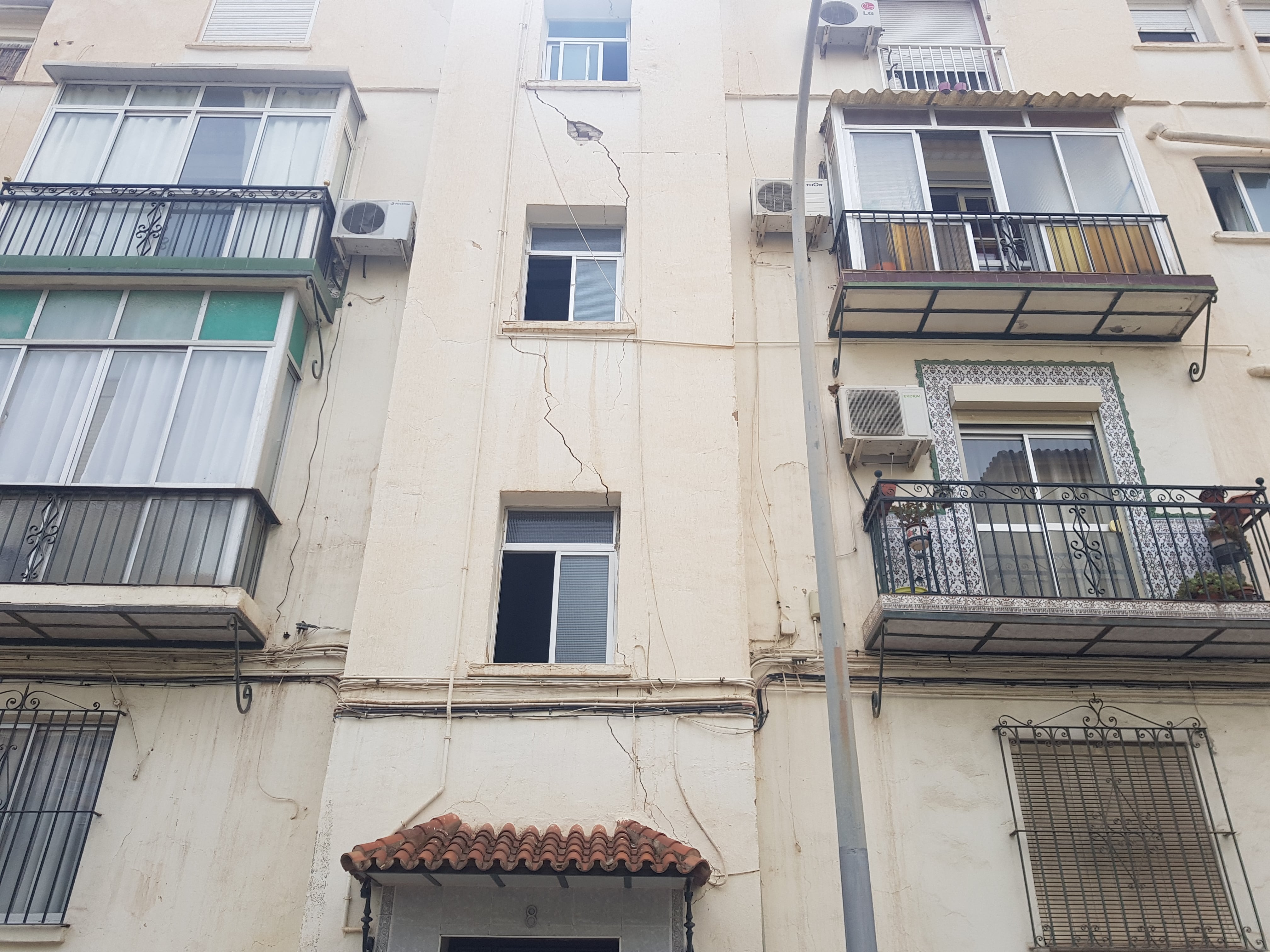 Fachada de uno de los edificios agrietados en la barriada Haza Cuevas en Málaga