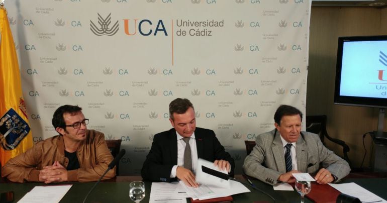 Firma del convenio entre Ayuntamiento de Cádiz, UCA y APBC