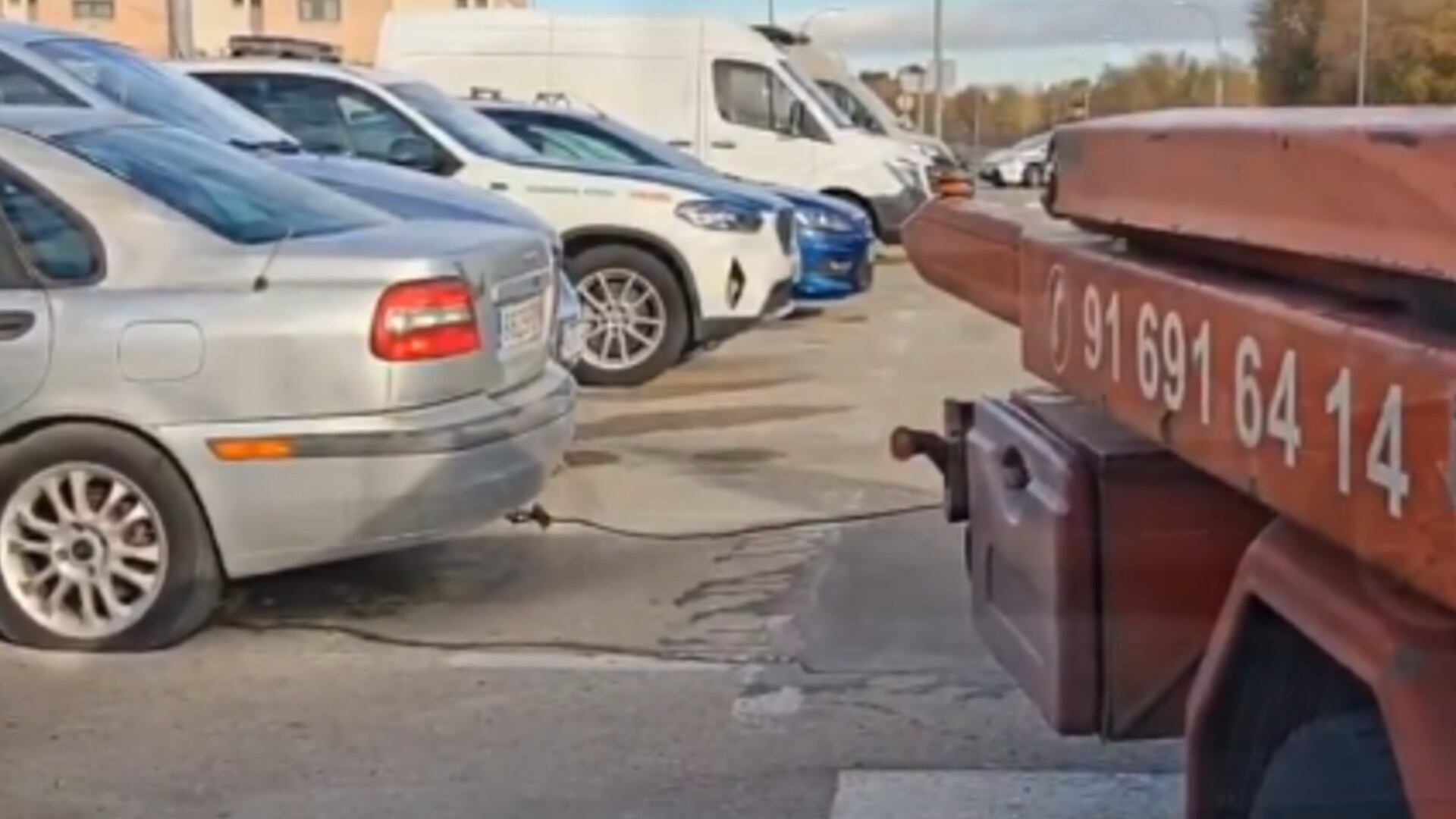 Algunos de los coches abandonados en la vía pública