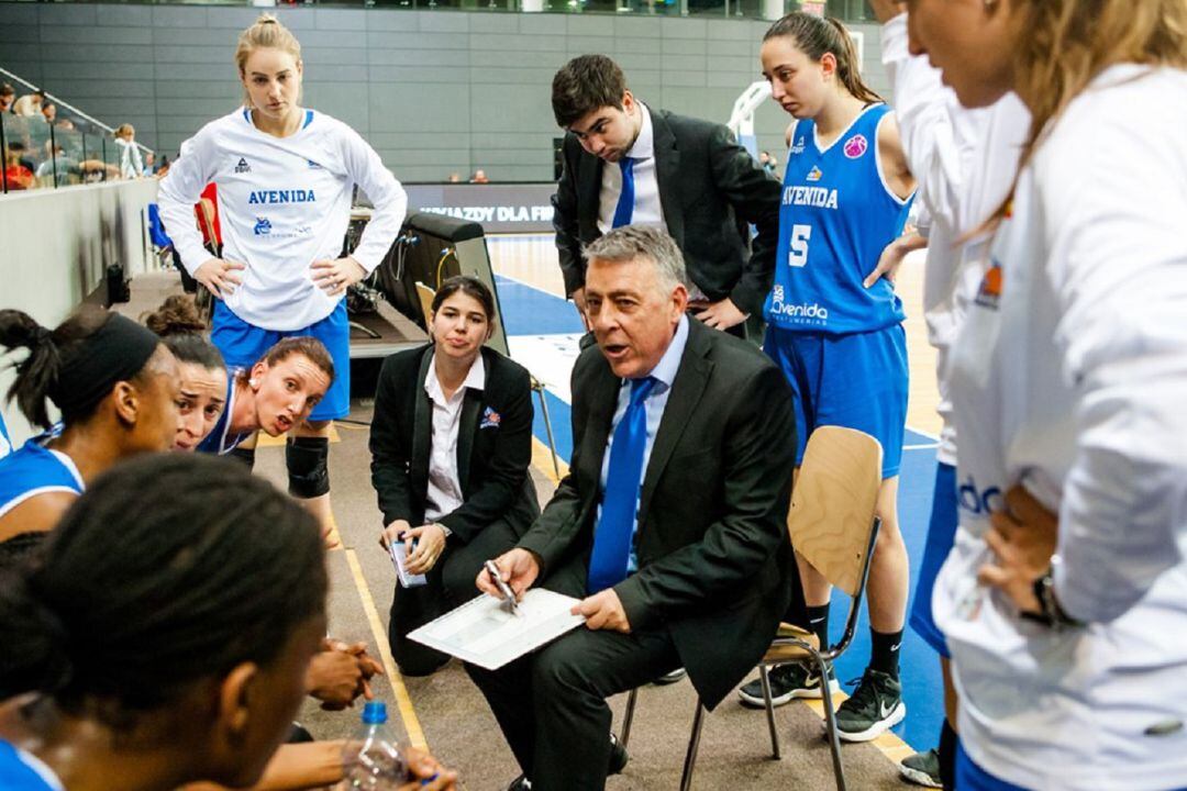 Miguel Ángel Ortega da instrucciones a sus jugadoras. 