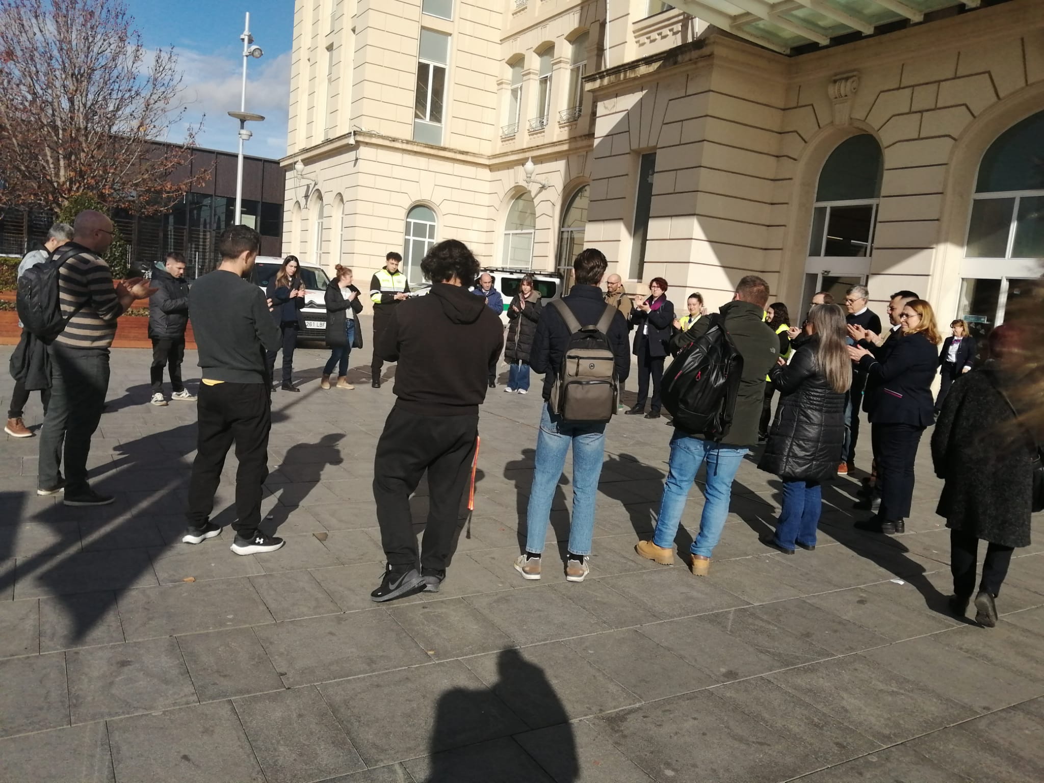 Treballadors de Renfe participaven aquest migdia en un minut de silenci en record del maquinista en formació mort en l'accident de Gelida d'ahir a la nit.