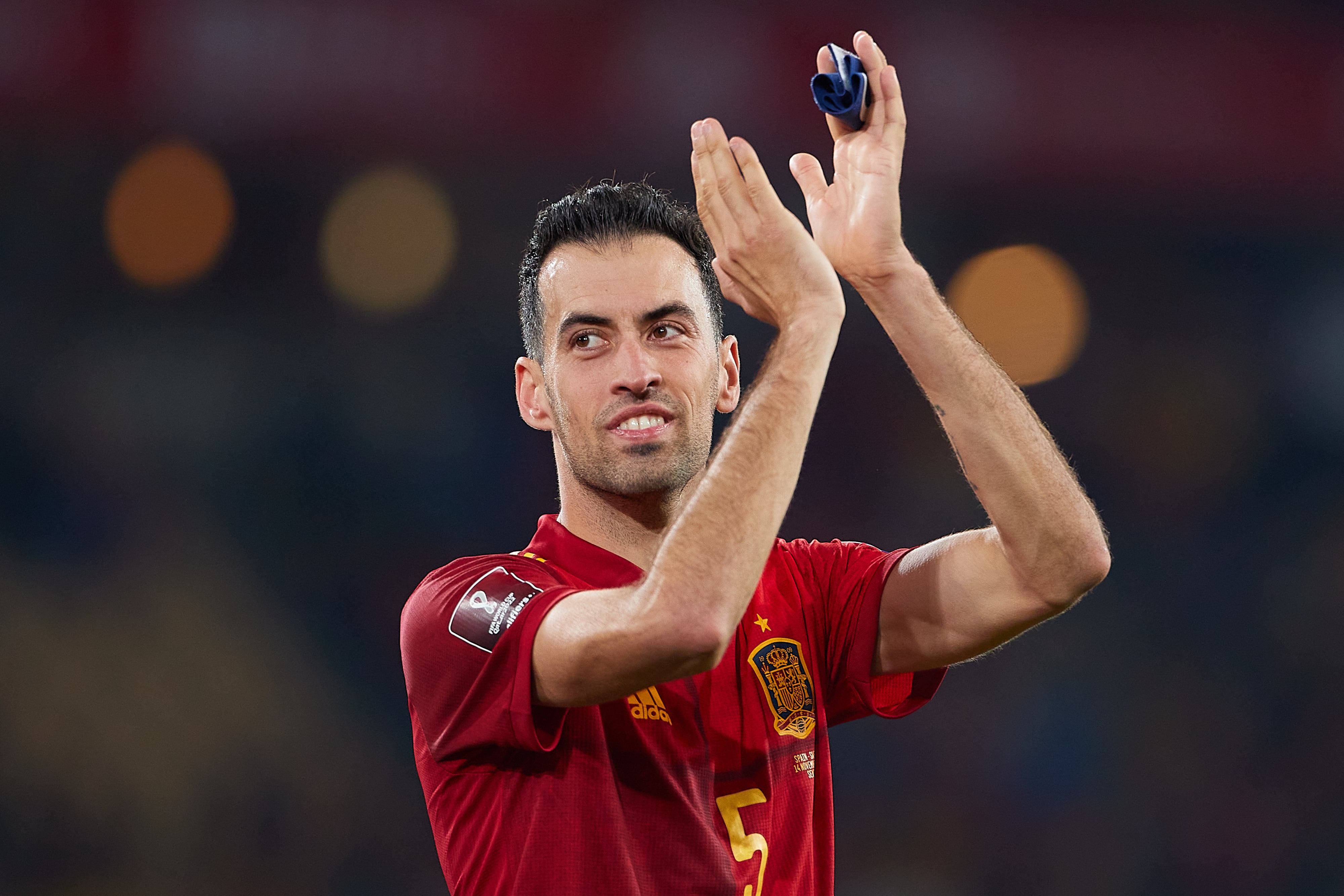 Sergio Busquets aplaude a la afición de La Cartuja tras una victoria de España en la clasificación para el Mundial de Qatar, en 2021.