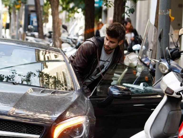 Gerard Piqué entra en su coche en una foto de archivo