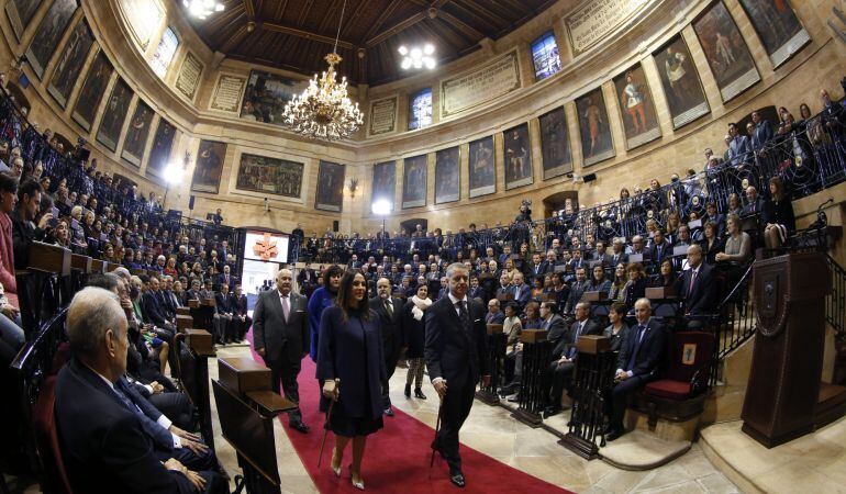 El lehendakari, Íñigo Urkullu (d), a su llegada a la ceremonia de su toma de posesión, en la Casa de Juntas de Gernika (Bizkaia)