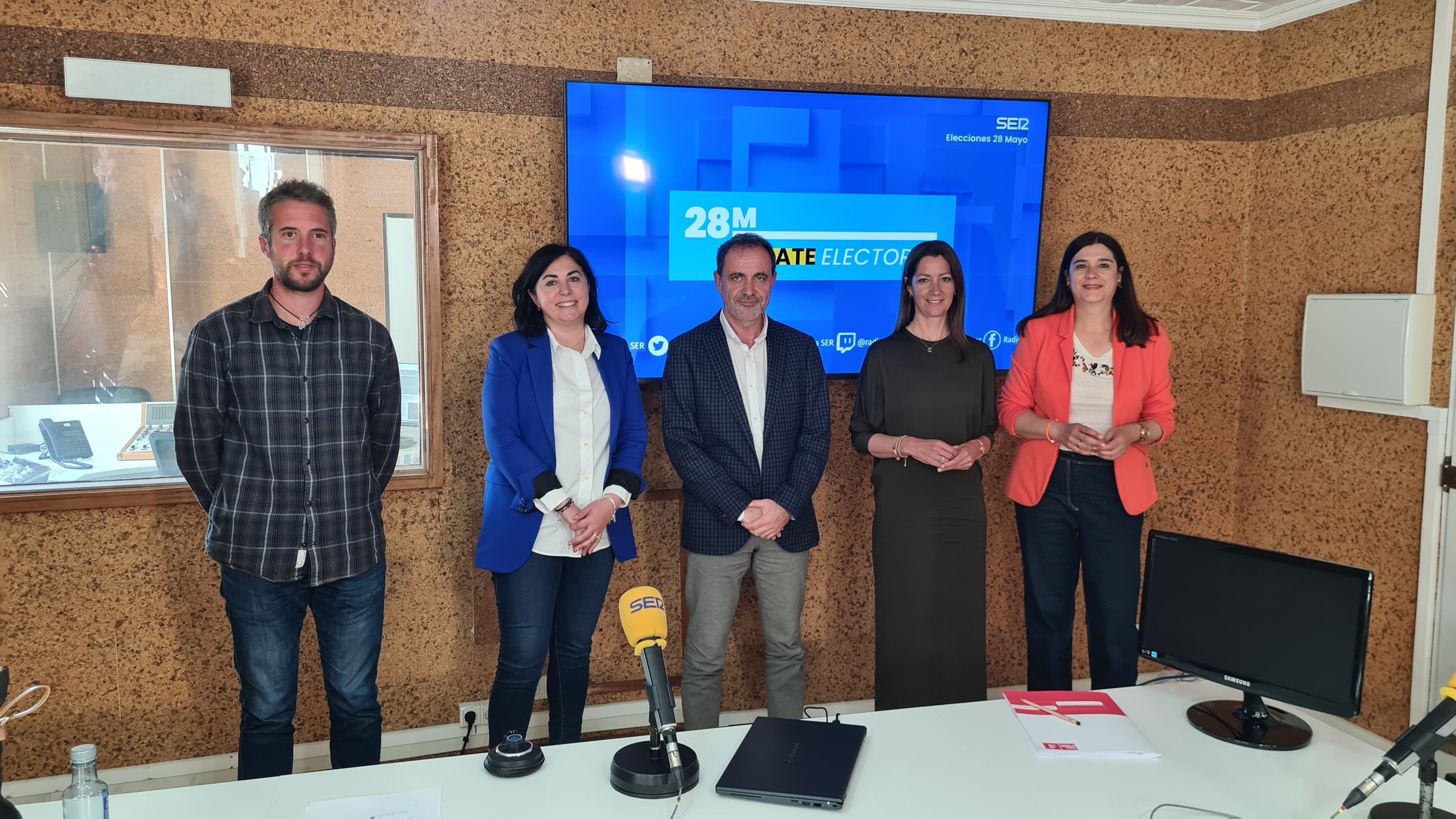 Rubén Arroxo, Elena Candia, Juan Carlos Rodríguez, Lara Méndez y Olga Louzao al término del debate electoral organizado por Radio Lugo Cadena SER