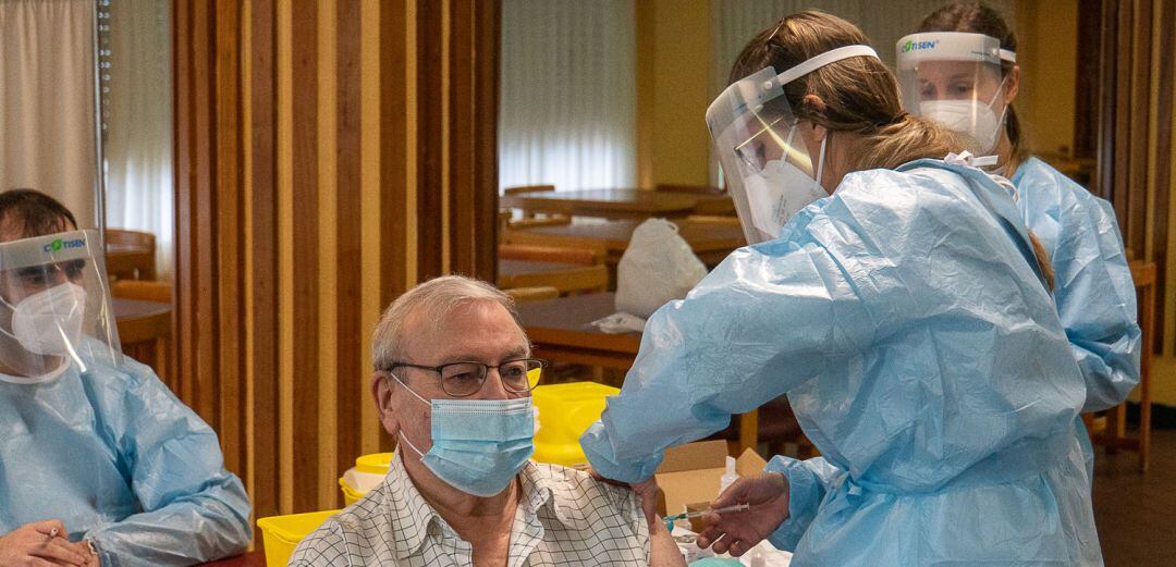 Victoriano recibiendo la vacuna contra el COVID-19