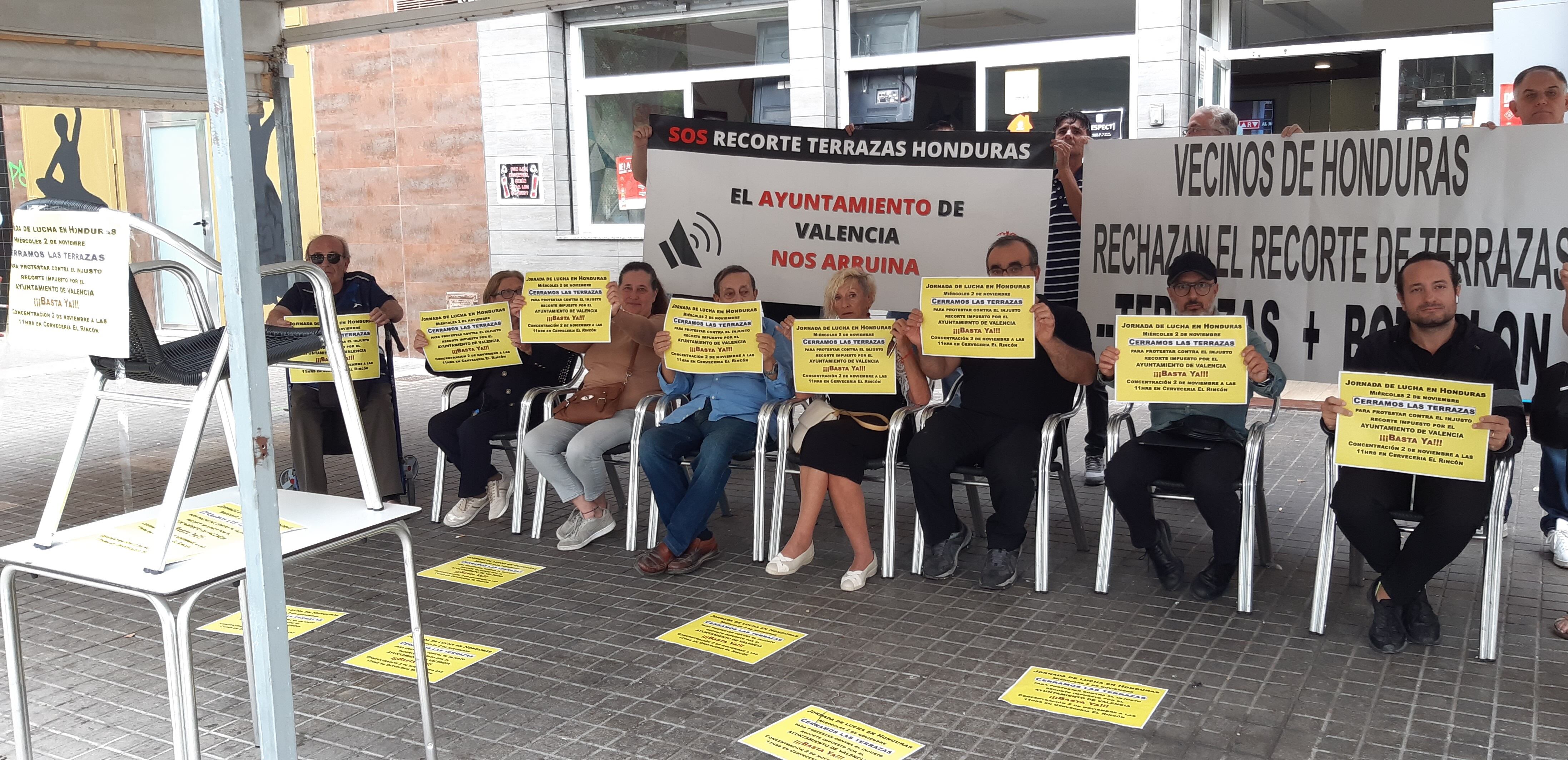 Los hosteleros de plaza Honduras de València cierran sus terrazas durante un día para visibilizar el impacto de los recortes. Fuente: Asociación Hosteleros de Honduras