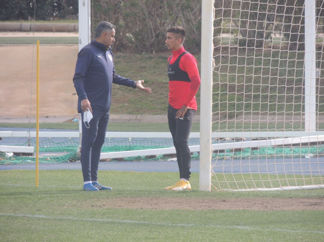José Gomes habla con el uruguayo.