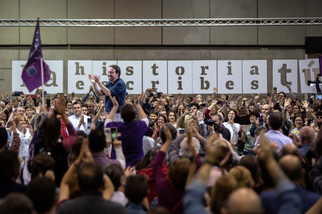 El secretario general de Podemos, Pablo Iglesias, ofrece un mitin junto al candidato de Unides Podem-Esquerra Unida a la Presidencia de la Generalitat, Rubén Martínez Dalmau, en 2019.