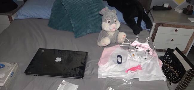 Habitació de l'acusat amb regals infantils i sexuals que feia a la menor que prostituia