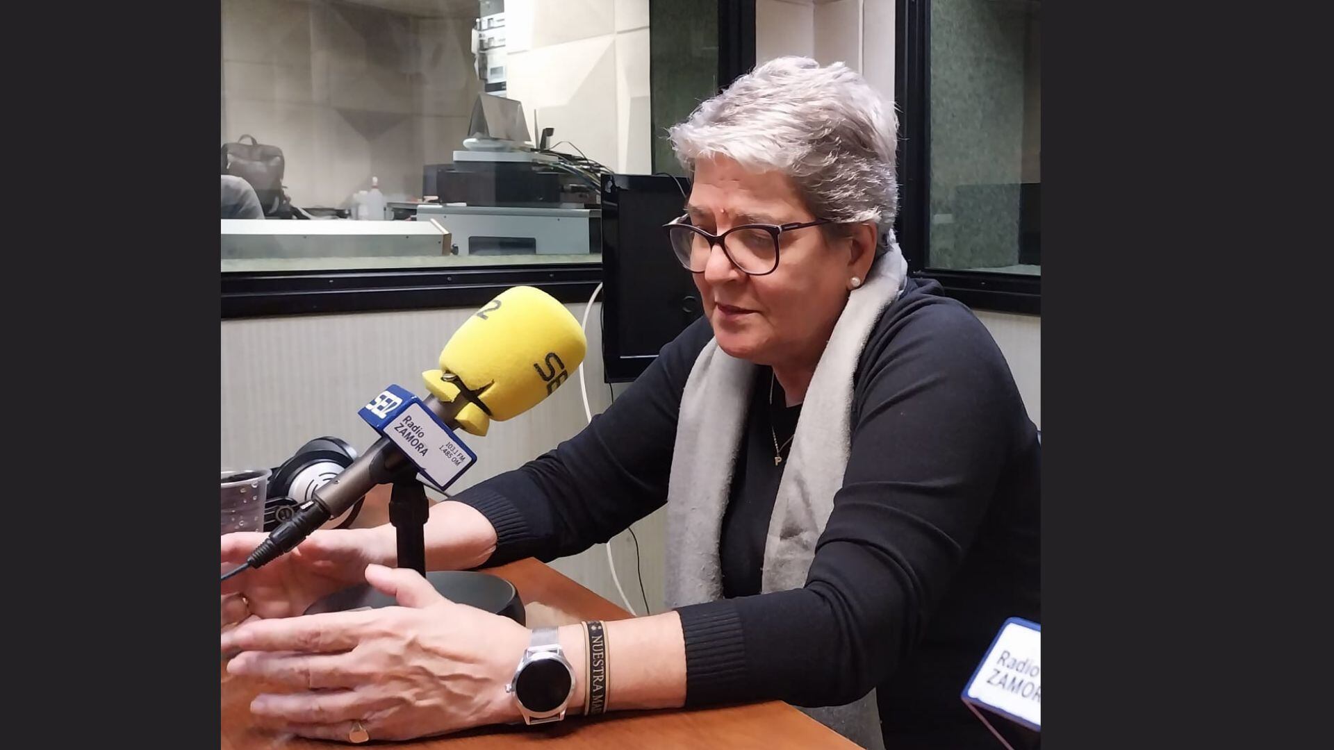 Josefa Chicote en los estudios de Radio Zamora